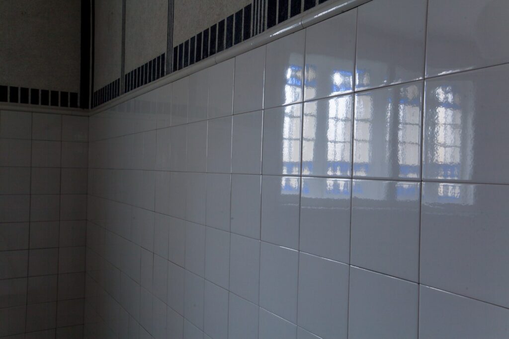 Sala z ceramicznymi kaflami w Domu Mendelsohna